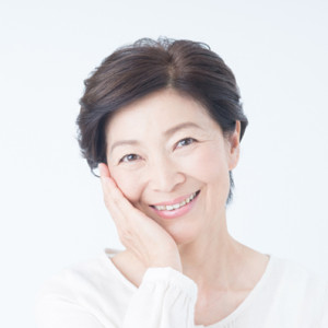 微笑む50代の女性